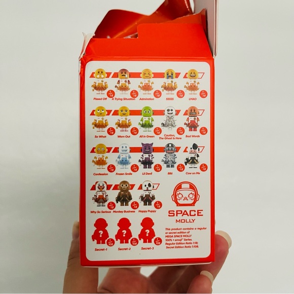 ✨ PopMart MEGA Space Molly Blind Box Emoji Series Yellow Figurine - Picture 5 of 7